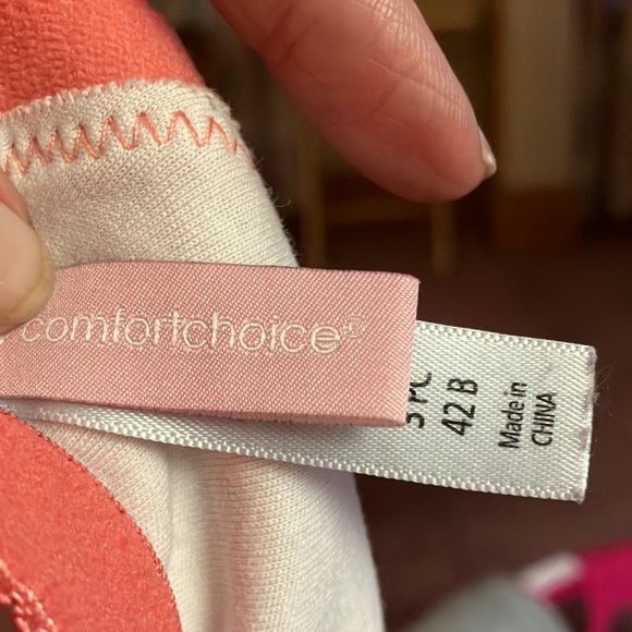 Woman’s 2 bras for only $13.One is solid light pink with front closure - Picture 4 of 7